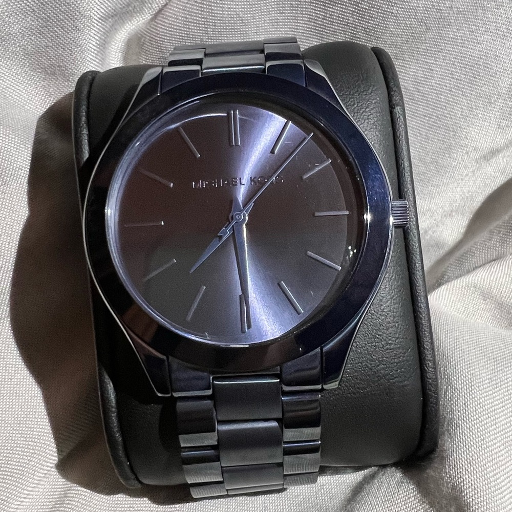 Michael Kors slim “runway” Navy Blue. Unisex.